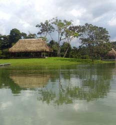 Hotel Flotante en la Jungla